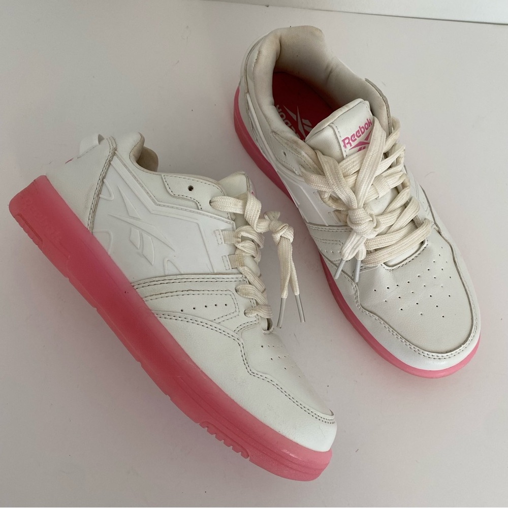 Reebok classic white leather sneakers with pink rubber soles kids size 6